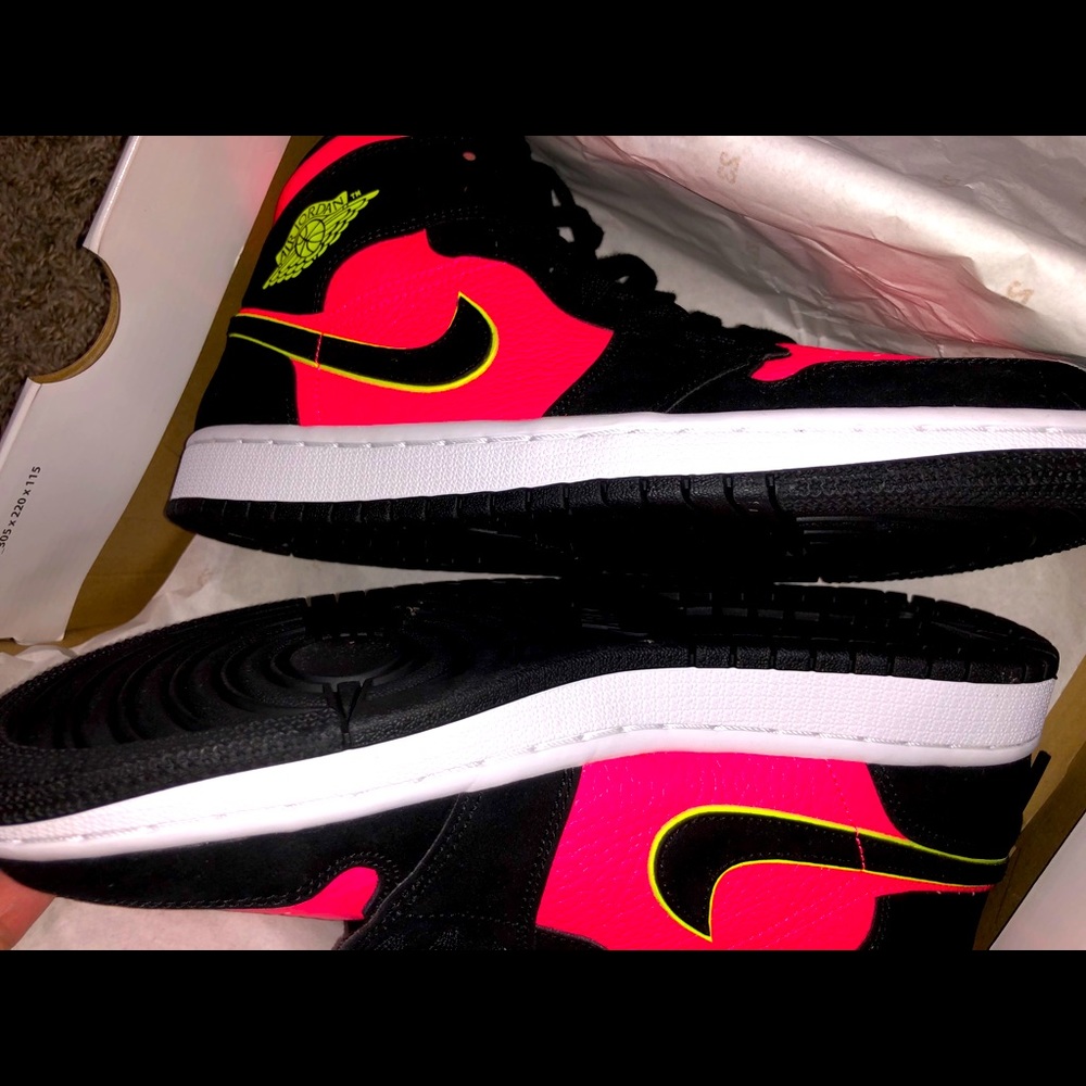 Jordan 1 Mid black hot punch size 9 BRAND NEW